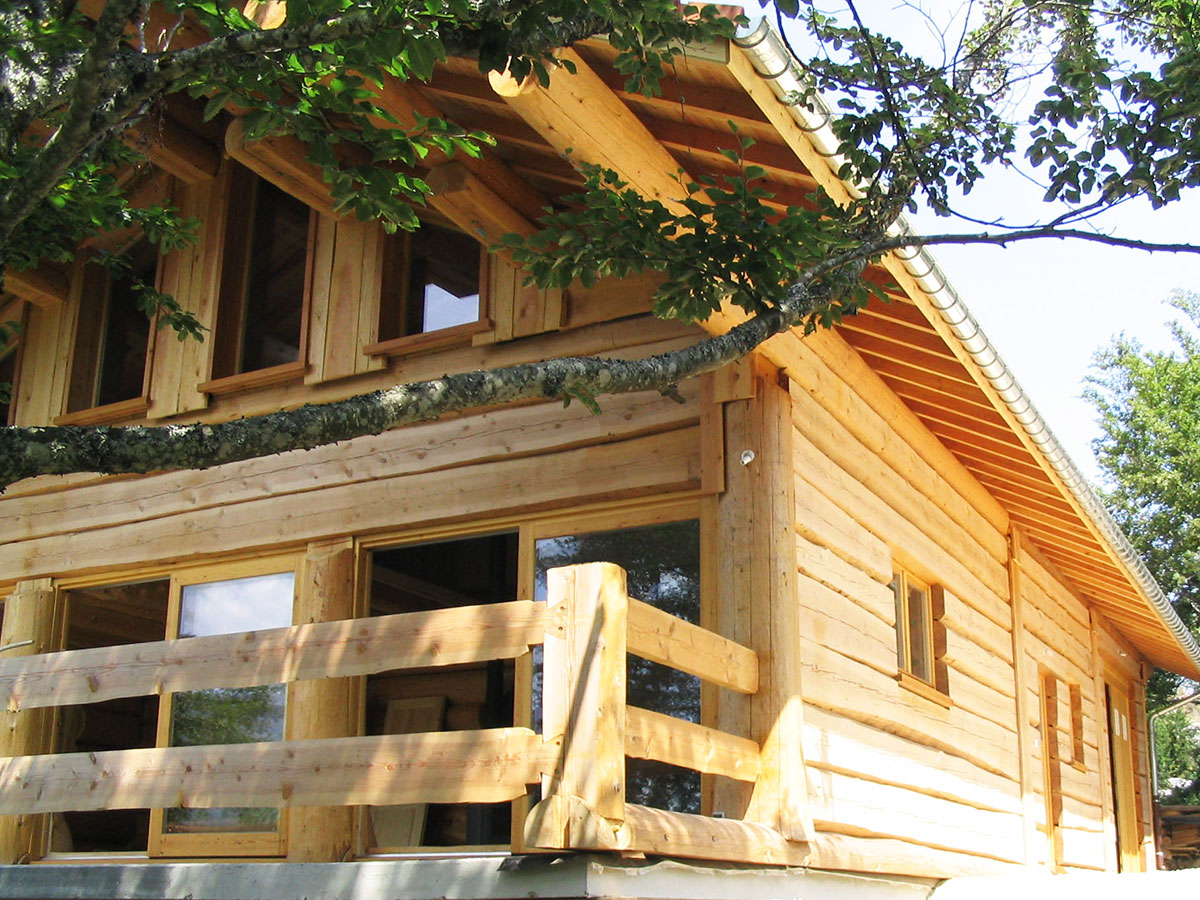 Maison écologique en bois avec balcon en porte-à-faux