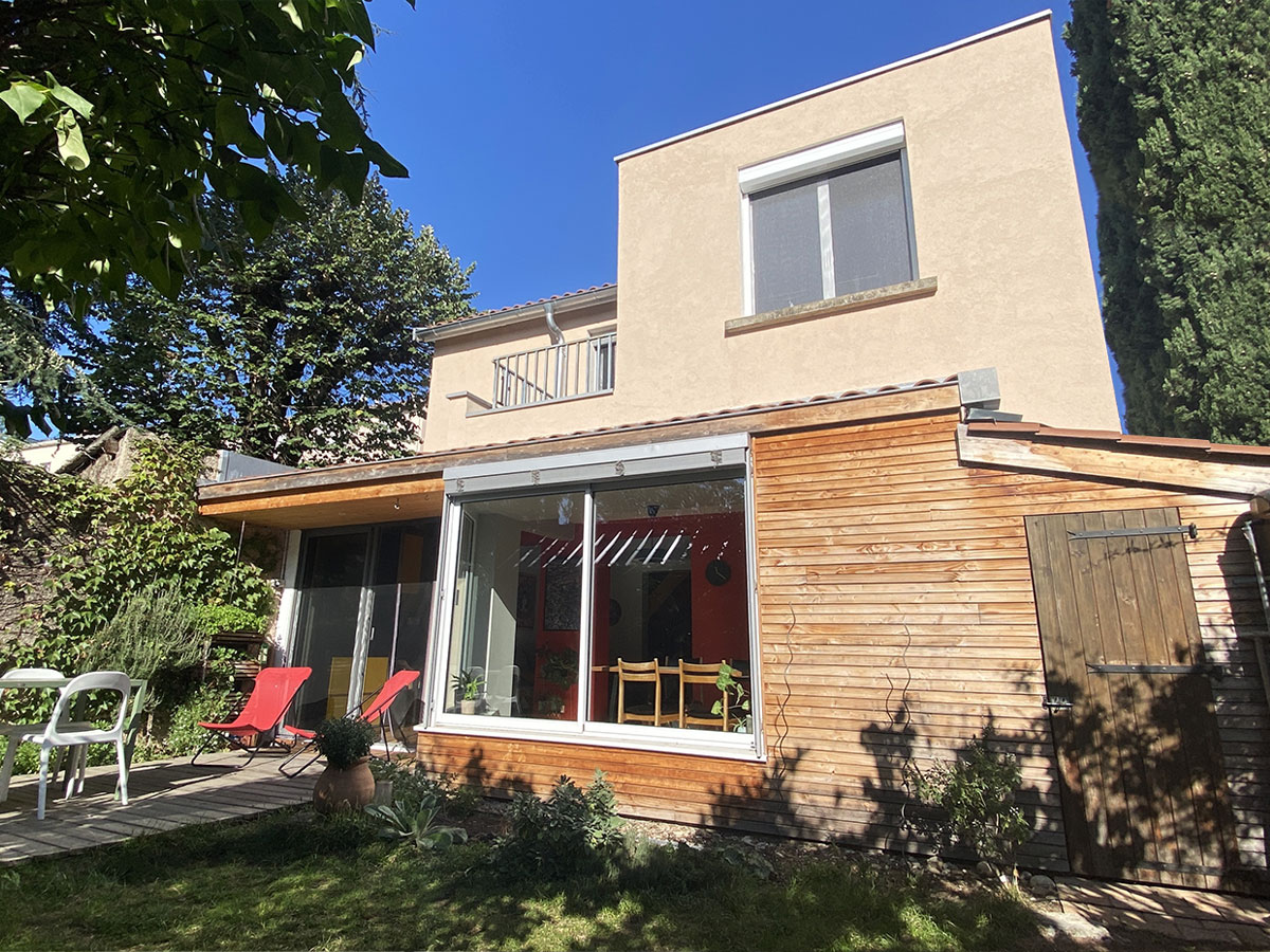 Cuisine ouverte sur jardin après rénovation à Lyon