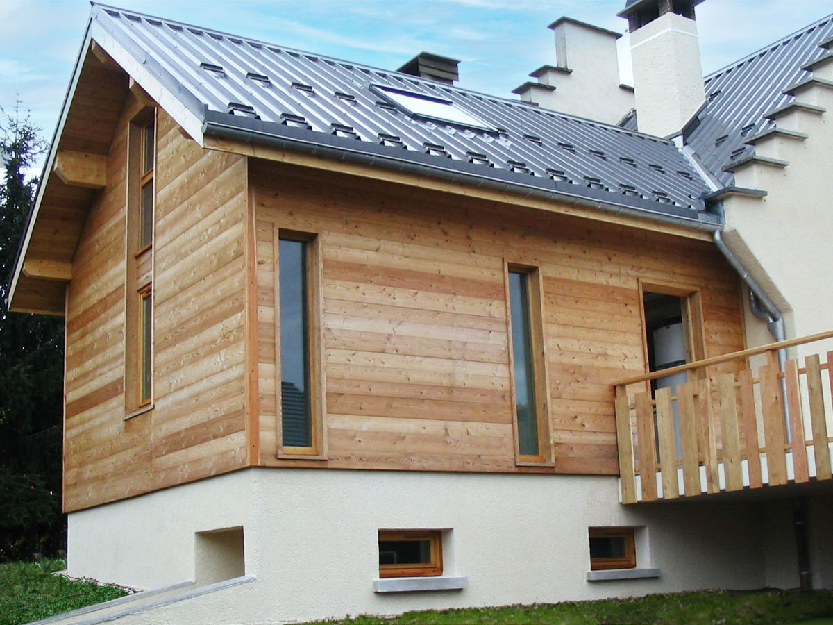 Façade en bardage bois d’une extension et menuiseries verticales