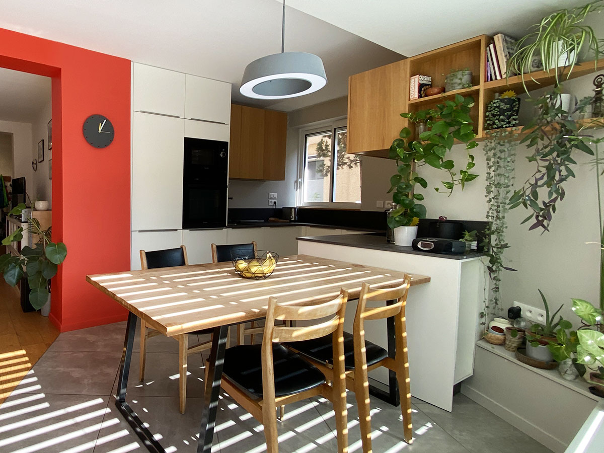 Nouvel espace repas et cuisine d'une maison rénovée à Lyon