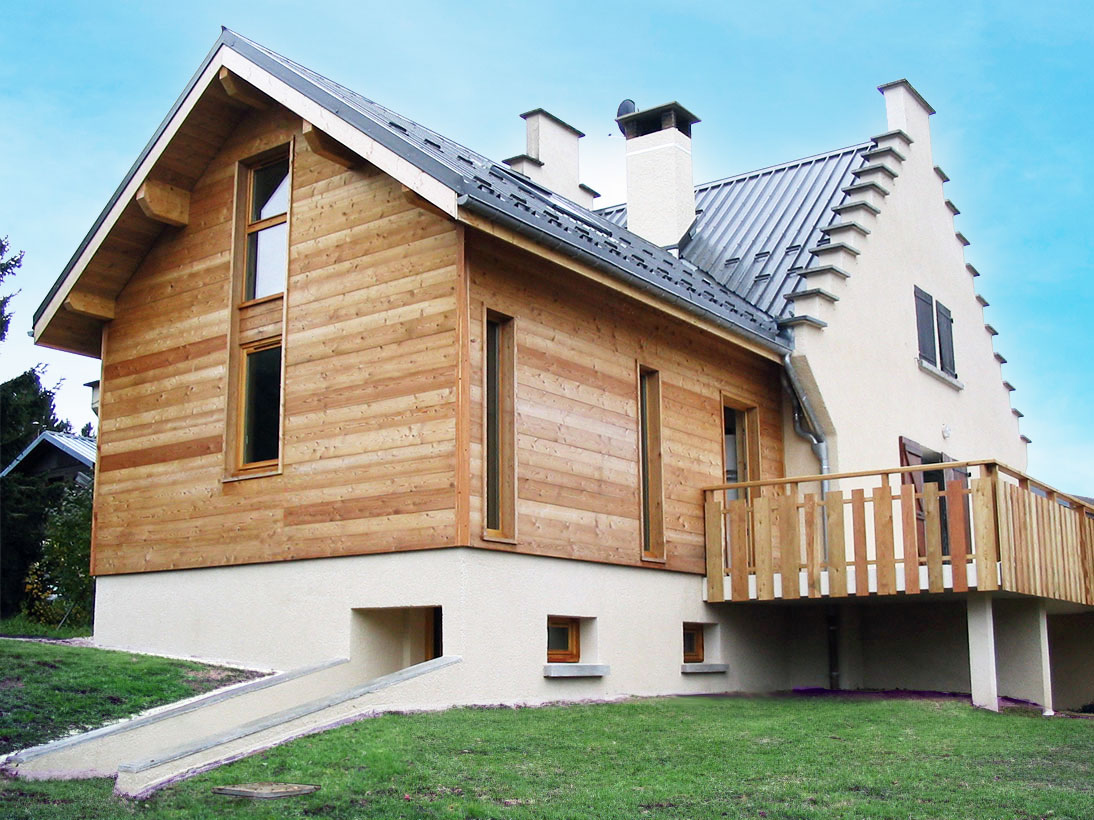 Extension en bois créée contre la maison existante en maçonnerie