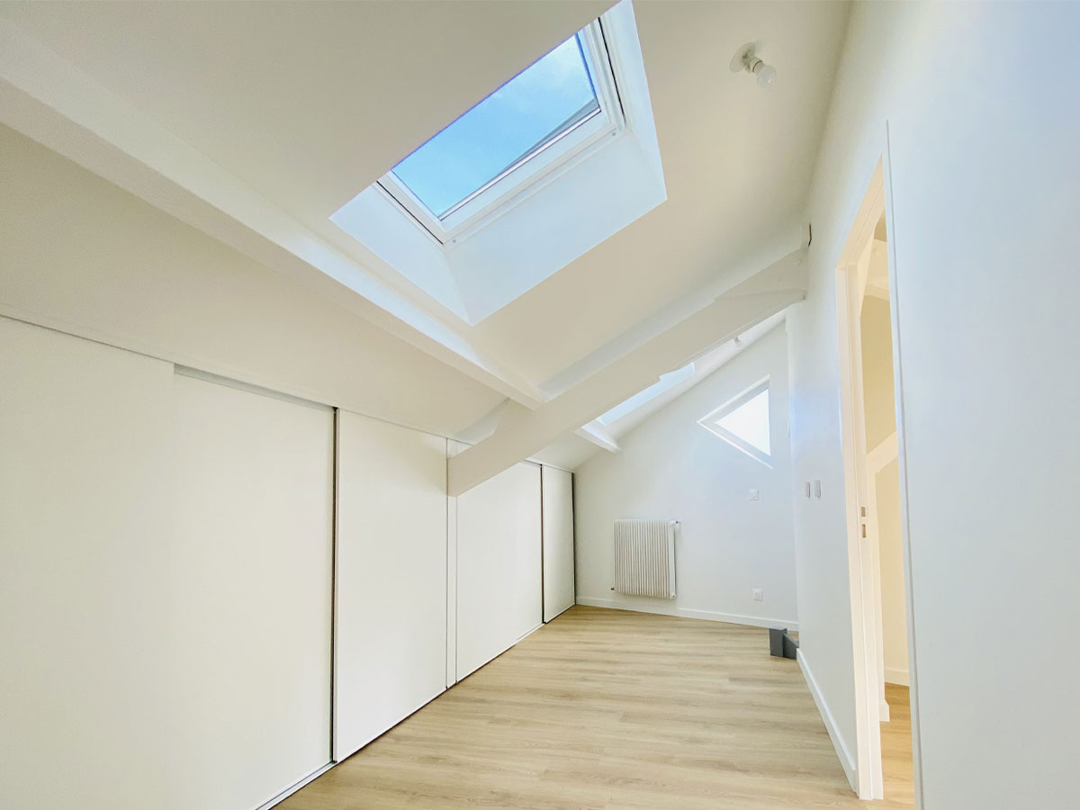 Coin bureau et dressing créés dans les combles d’une maison à Villeurbanne